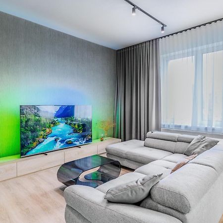Chalupku - Luxurious Apartment 70M2 In Direct Centrum With Parking Included, Air-Conditioned, Balcony, Quiet Sleep, Best In Town Banska Bystrica Luaran gambar