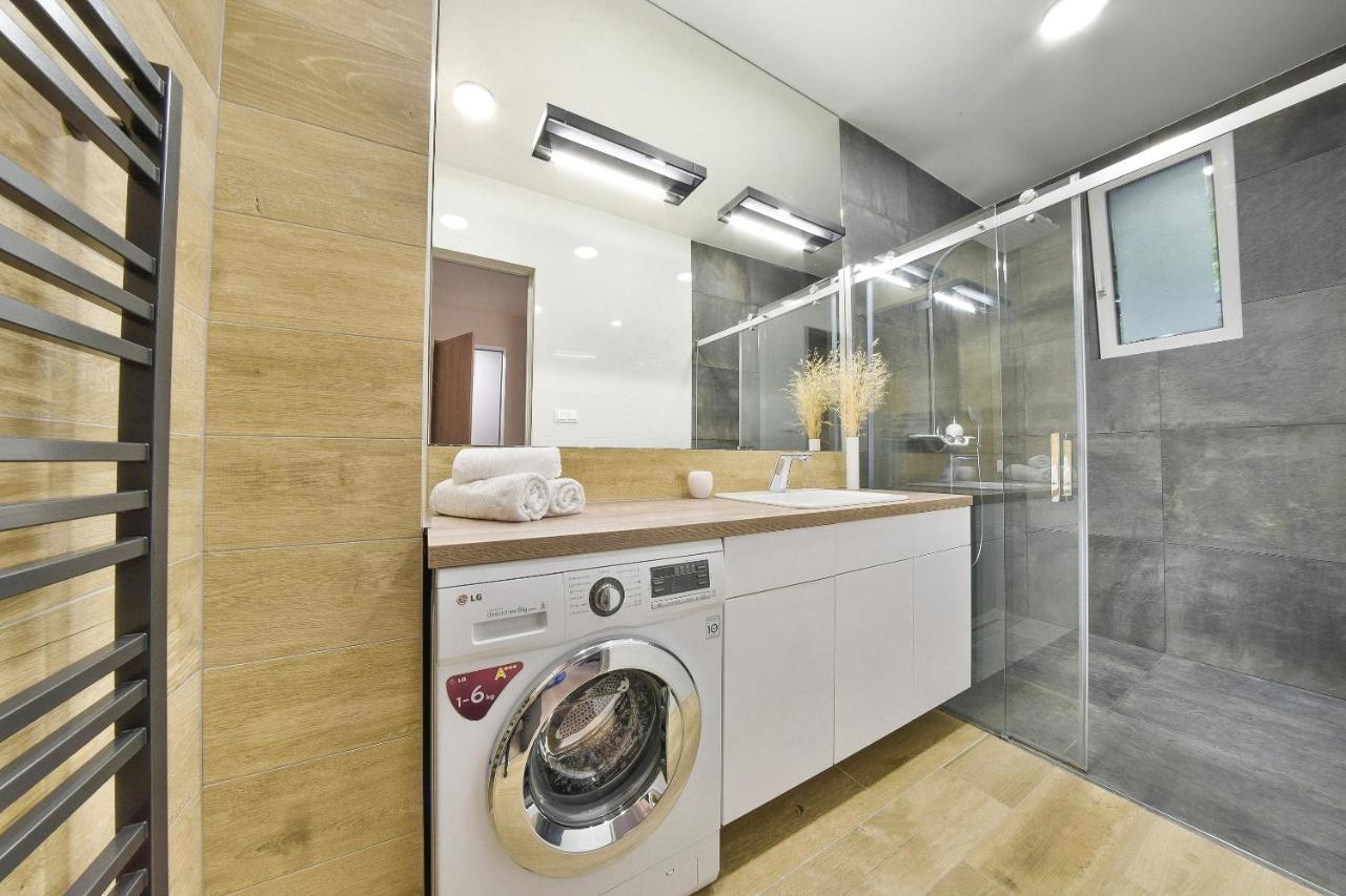 Chalupku - Luxurious Apartment 70M2 In Direct Centrum With Parking Included, Air-Conditioned, Balcony, Quiet Sleep, Best In Town Banska Bystrica Luaran gambar
