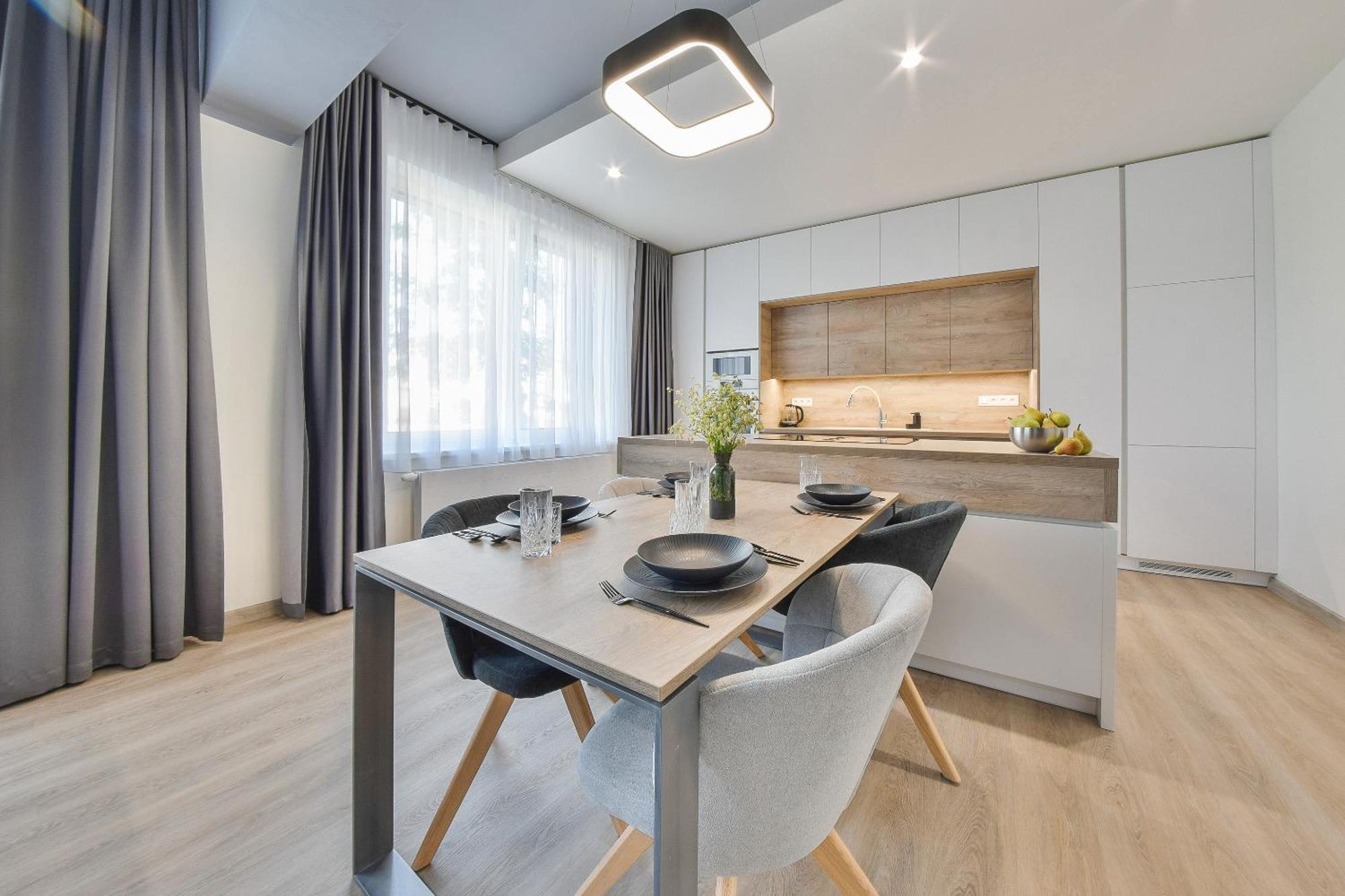 Chalupku - Luxurious Apartment 70M2 In Direct Centrum With Parking Included, Air-Conditioned, Balcony, Quiet Sleep, Best In Town Banska Bystrica Luaran gambar